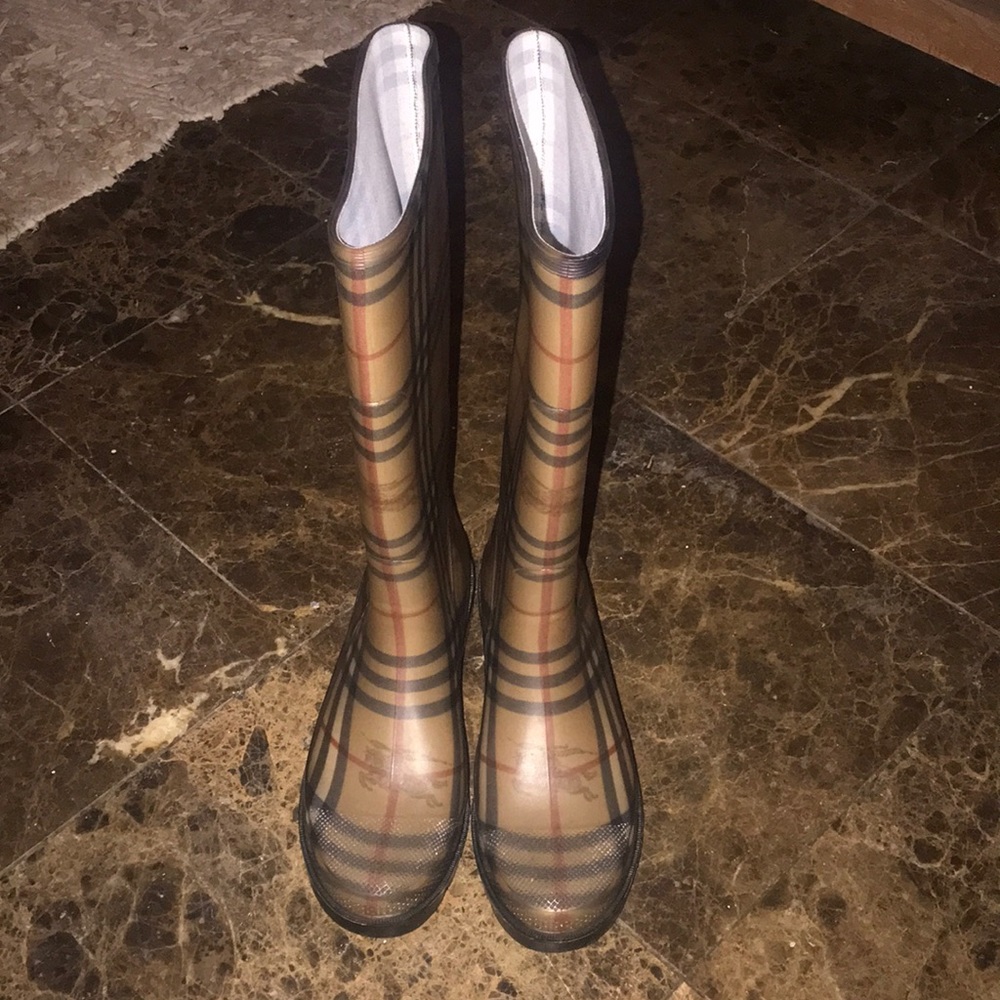Burberry Rain Boot. Worn once. Great condition